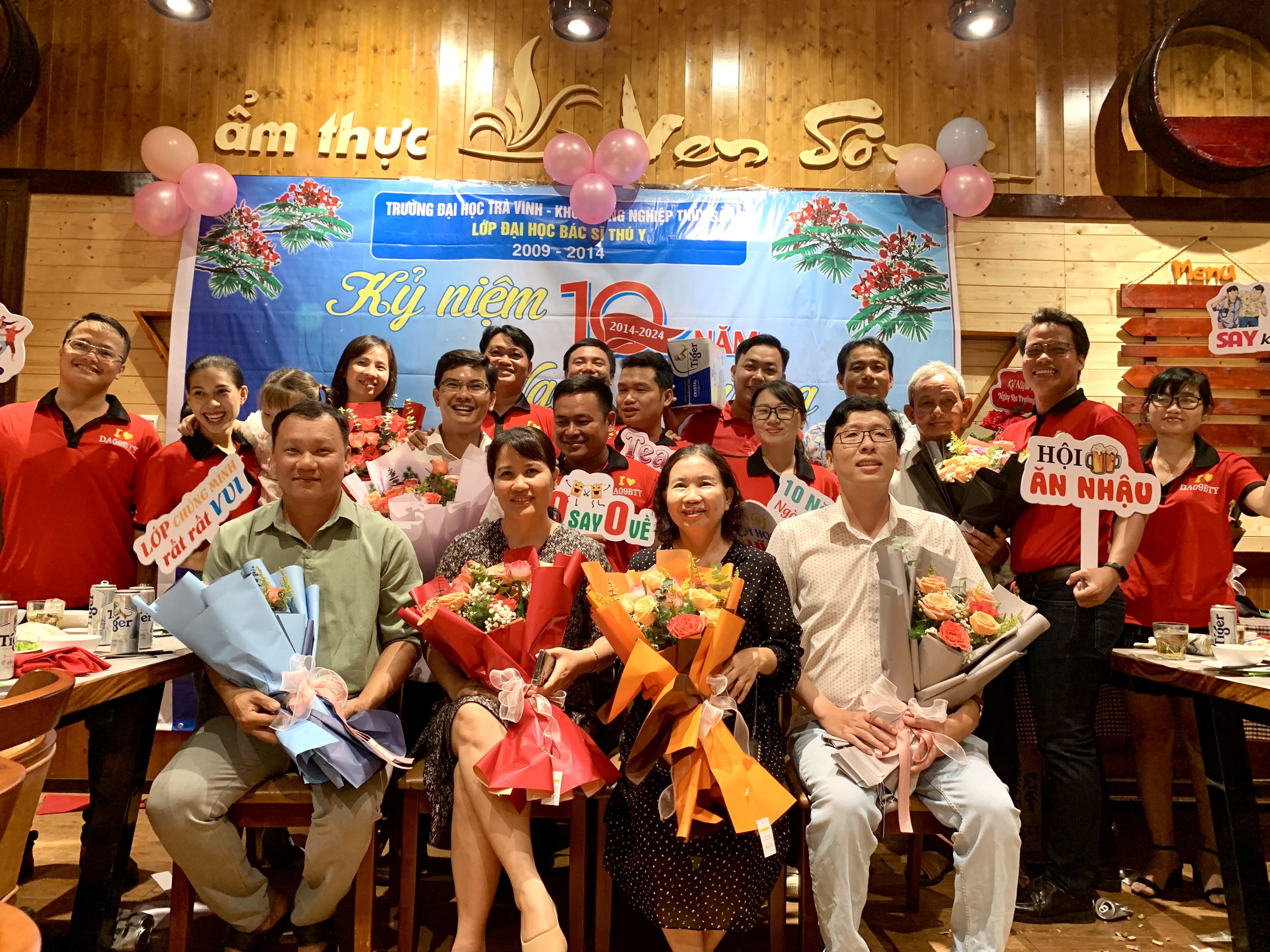 “10 năm Ngày ra trường” là chủ đề Họp mặt cựu sinh viên ngành Đại học bác sĩ thú y – niên khóa (2009-2014) đầu tiên của Bộ môn Chăn nuôi Thú y, Khoa Nông nghiệp Thủy sản, Trường Đại học Trà Vinh.