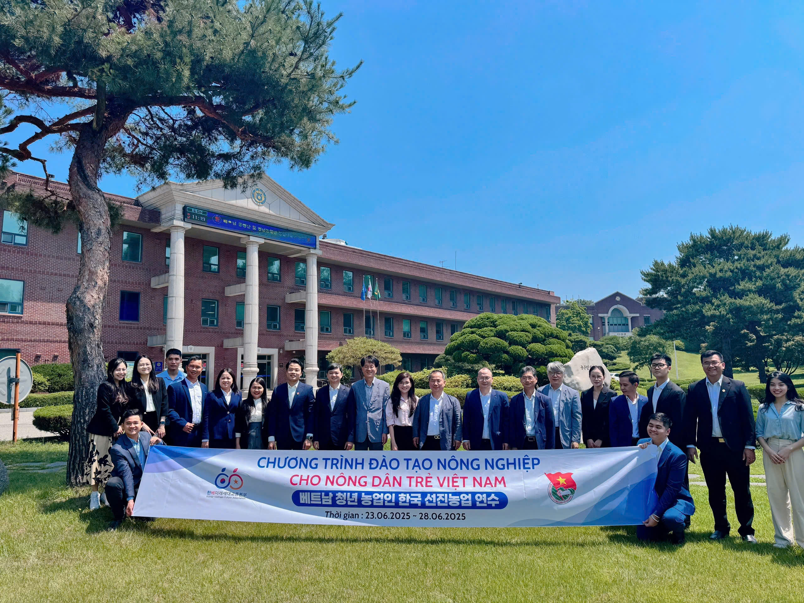 NHÀ NÔNG TRẺ VIỆT NAM TIẾP CẬN MÔ HÌNH NÔNG NGHIỆP THÔNG MINH TẠI HÀN QUỐC
